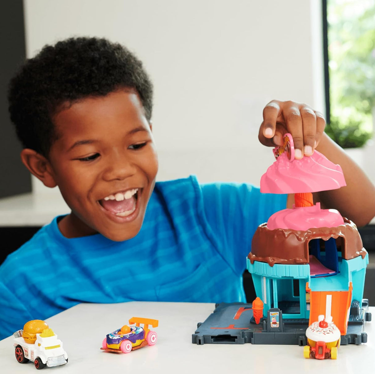Hot Wheels: Downtown Ice Cream Swirl Playset